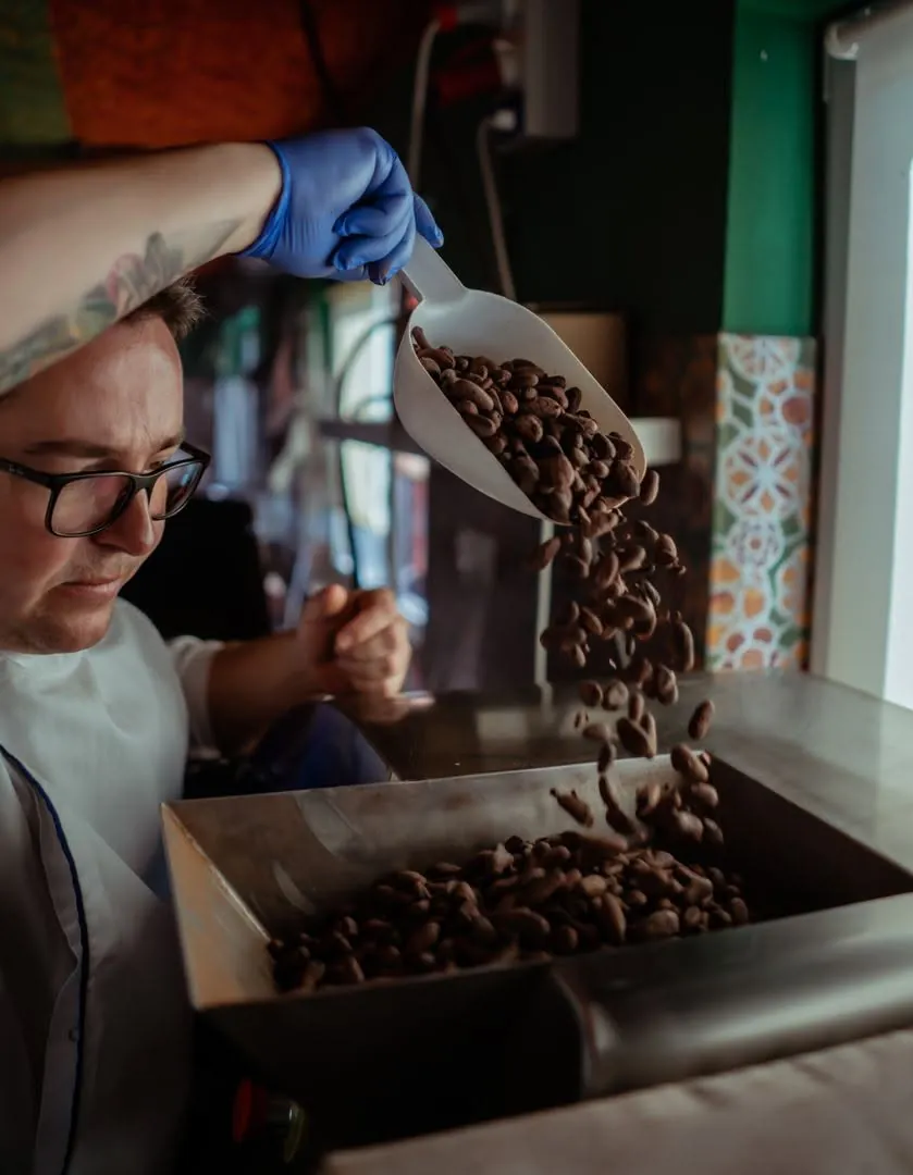 G&aacute;lfi Dezső &icirc;n timpul prelucrării boabelor de cacao